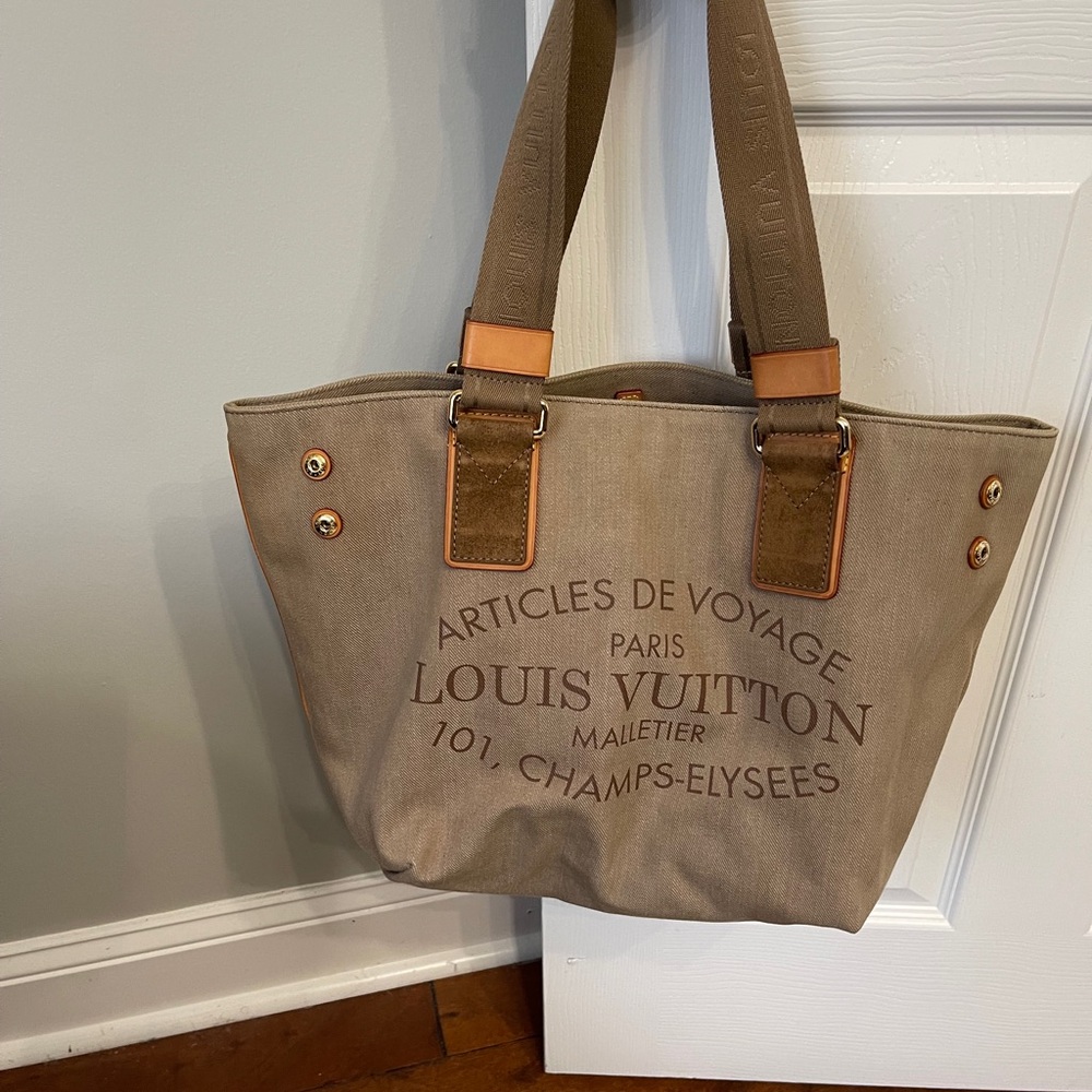 Louis Vuitton tote.. in very good condition.
